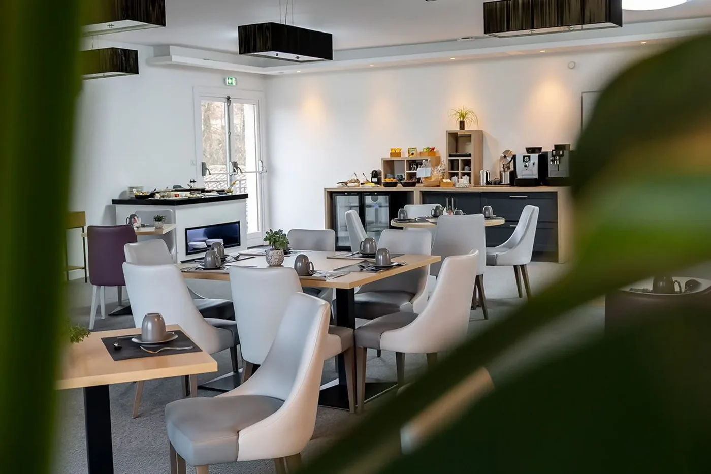 Le buffet du petit-déjeuner : viennoiseries, pains et produits régionaux