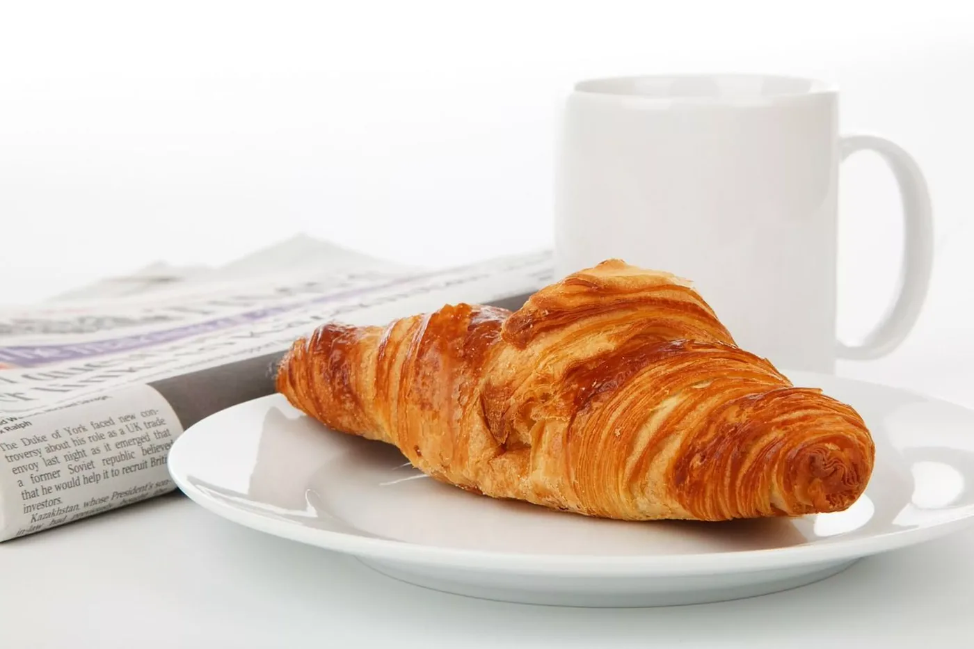 Croissant et café servis au petit-déjeuner