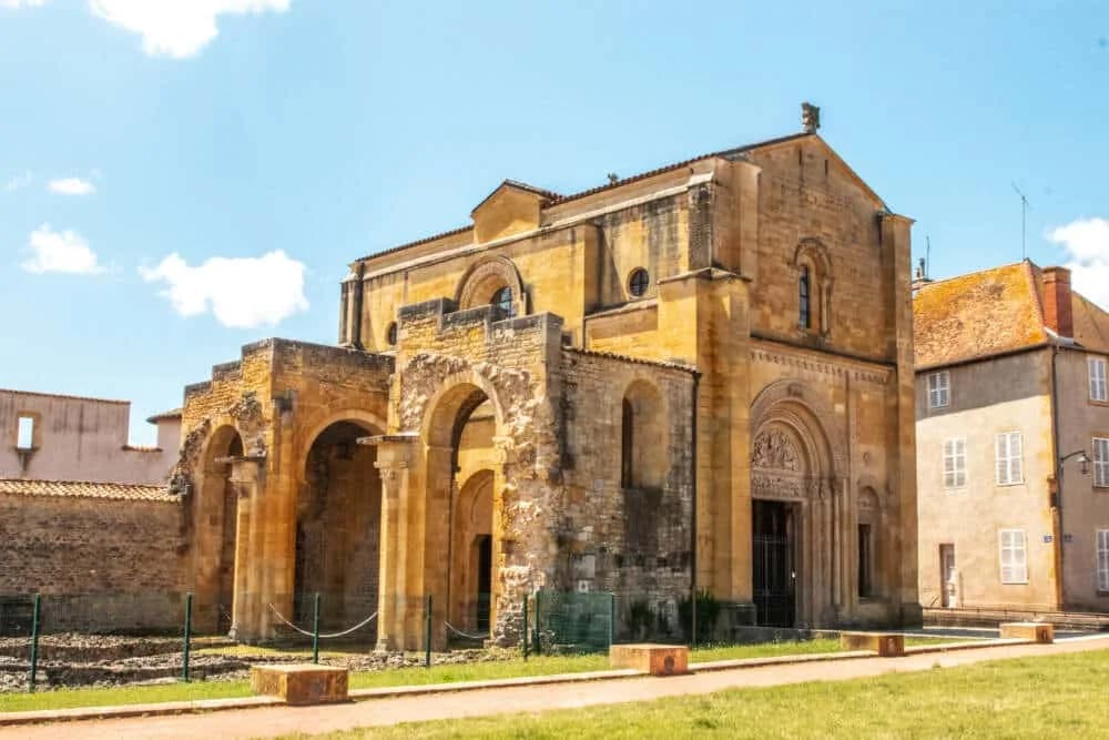 L'ancienne abbaye bénédictine de Charlieu