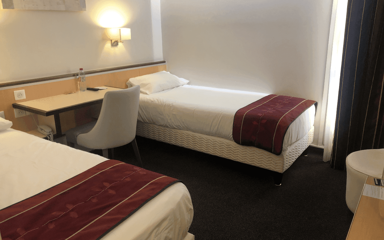 Chambre twin avec deux lits séparés